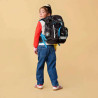 ERGOBAG Schulrucksack Set 6 tlg - Bärdektiv Kind mit Schulranzen Rückansicht