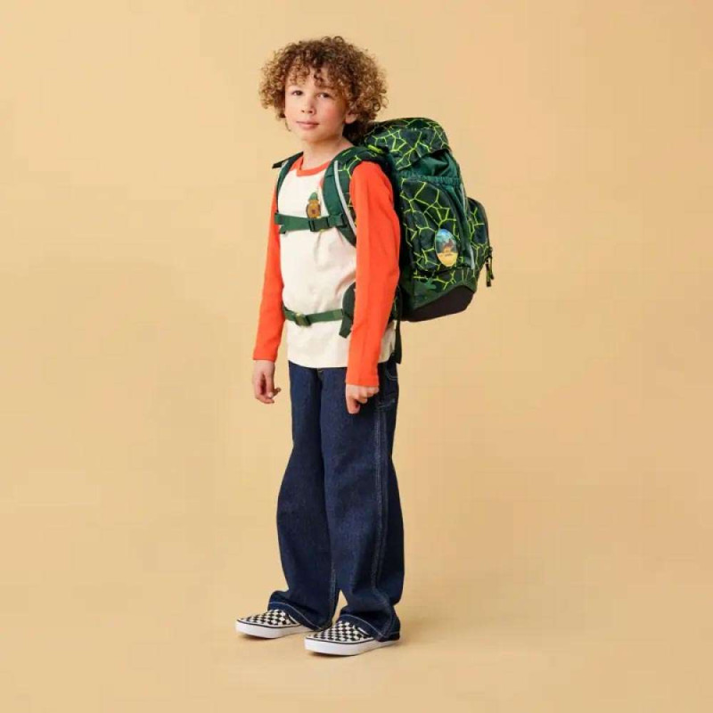 ERGOBAG Schulrucksack Set 6 tlg - BärRex Kind mit Schulranzen seitliche Ansicht