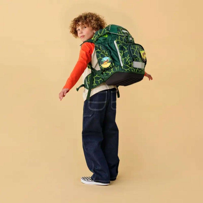 ERGOBAG Schulrucksack Set 6 tlg - BärRex Kind mit Schulranzen Rückansicht