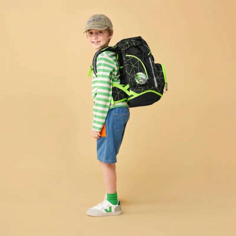 ERGOBAG Schulrucksack Set 6 tlg - CyBär Race Kind mit Schulranzen Rückansicht