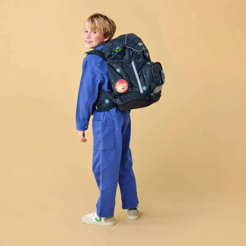ERGOBAG Schulrucksack Set 6 tlg - KoBärnikus Kind mit Schulranzen Rückansicht