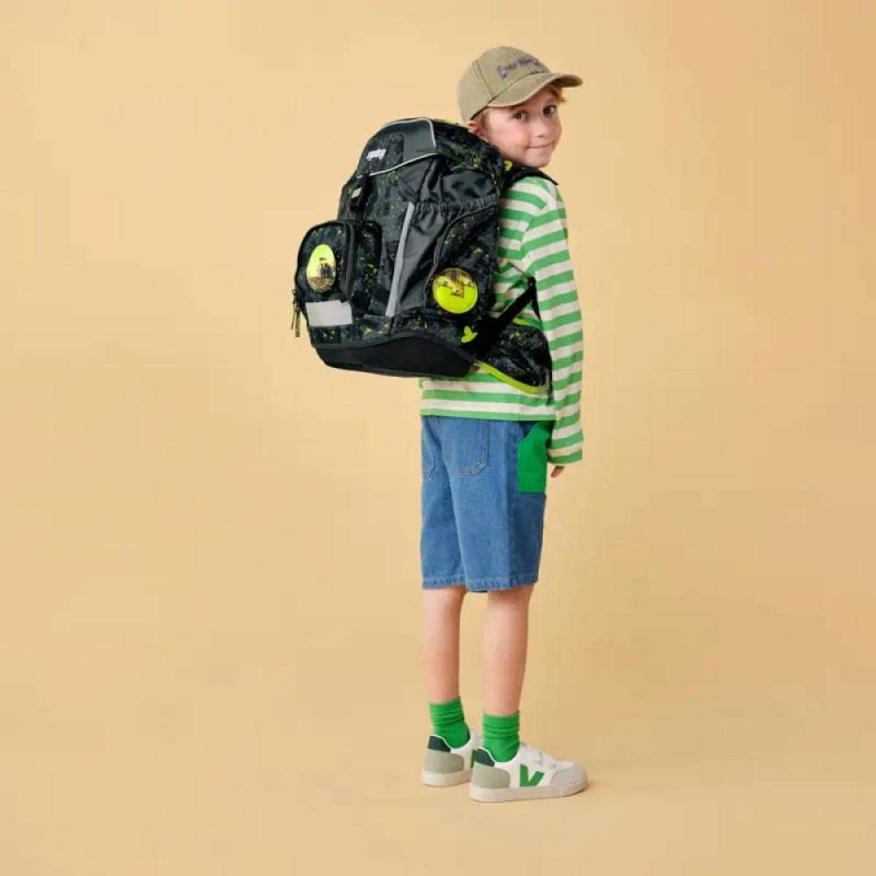 ERGOBAG Schulrucksack Set 6 tlg - MädreschBär Kind mit Schulranzen Rückansicht