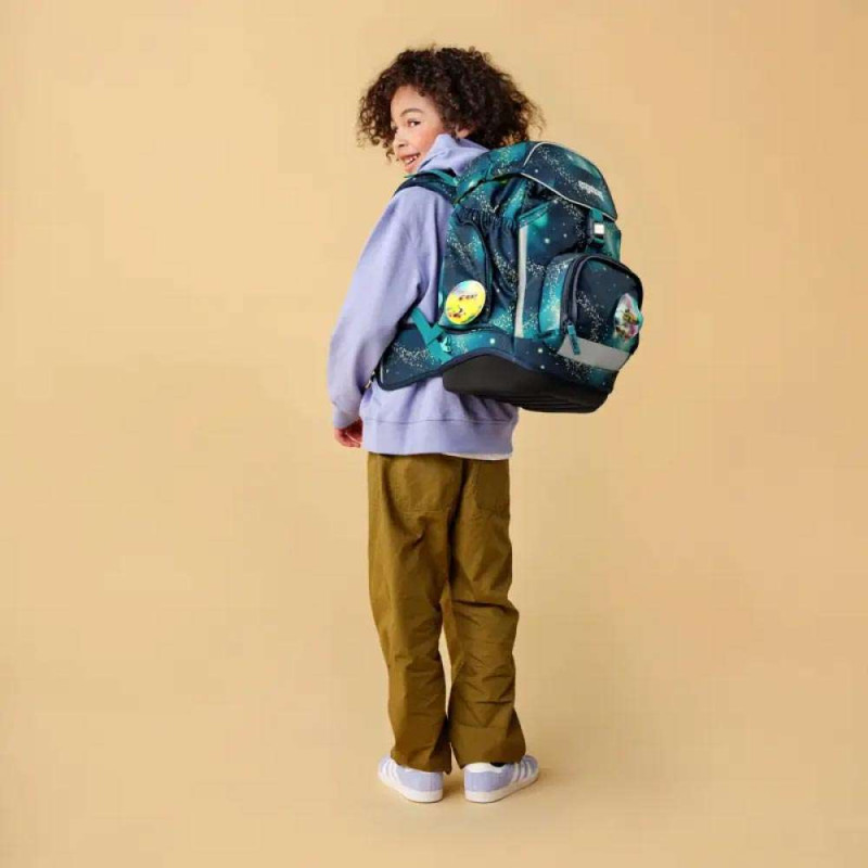 ERGOBAG Schulrucksack Set 6 tlg - RaumfahrBär Kind mit Schulranzen Rückansicht