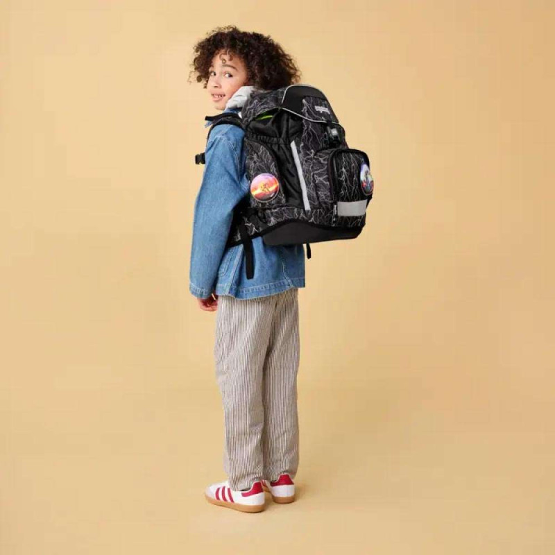 ERGOBAG Schulrucksack Set 6 tlg - Super Reflektbär Kind mit Schulranzen Rückansicht