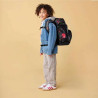 ERGOBAG Schulrucksack Set 6 tlg - TaekBärdo Kind mit Schulranzen seitliche Ansicht