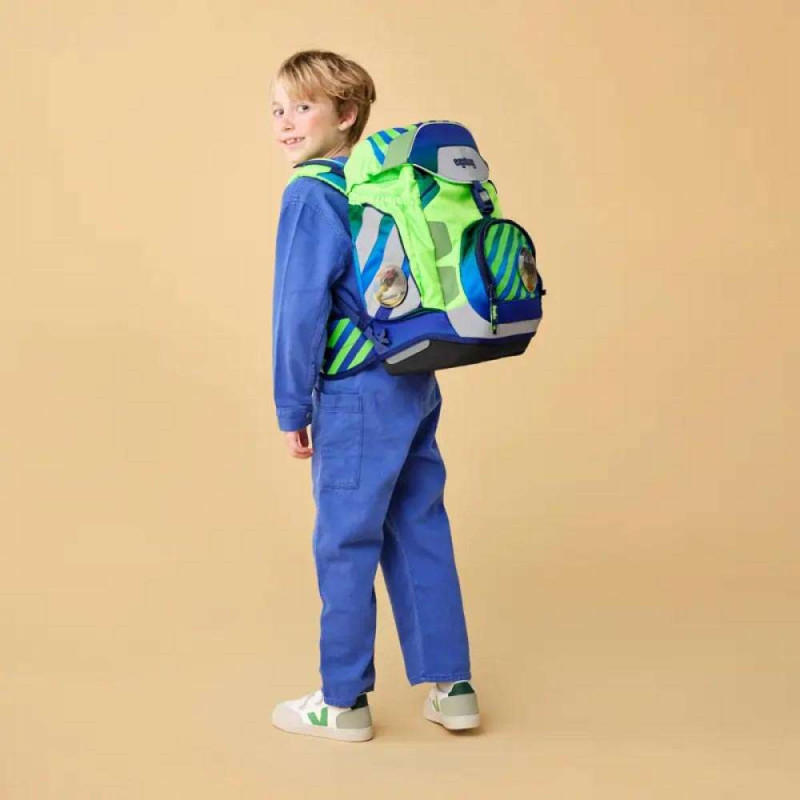 ERGOBAG Schulrucksack Set 6 tlg - TruckBär Kind mit Schulranzen Rückansicht