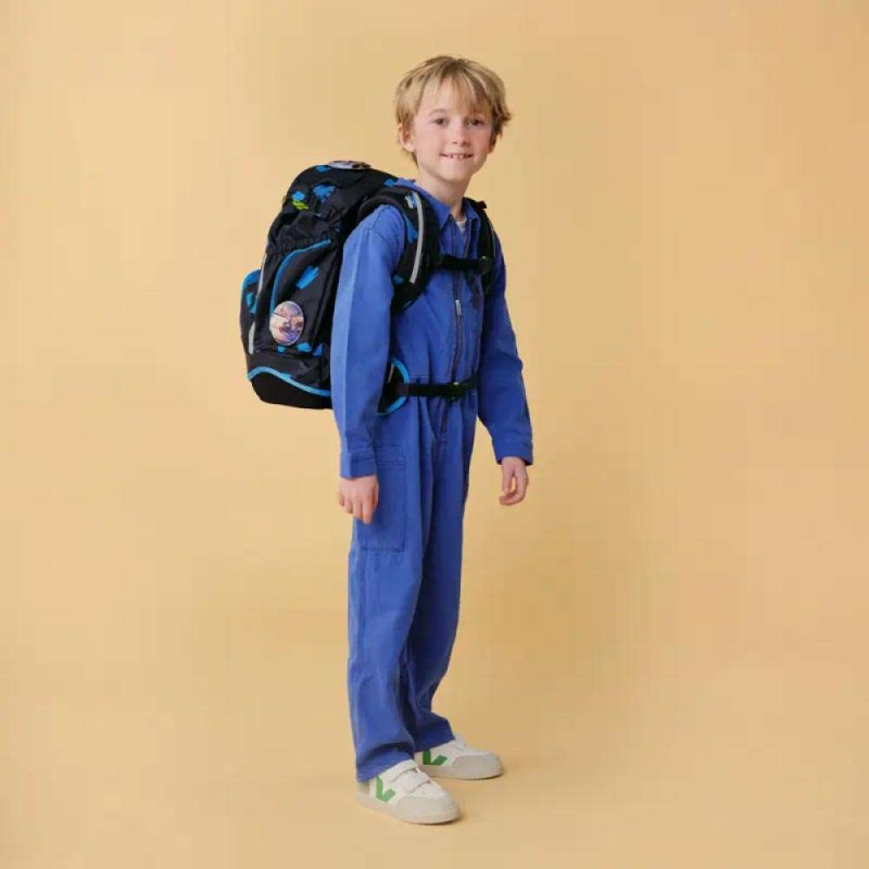 ERGOBAG Schulrucksack Set 6 tlg - VerfolgBärjagd Kind mit Schulranzen seitliche Ansicht
