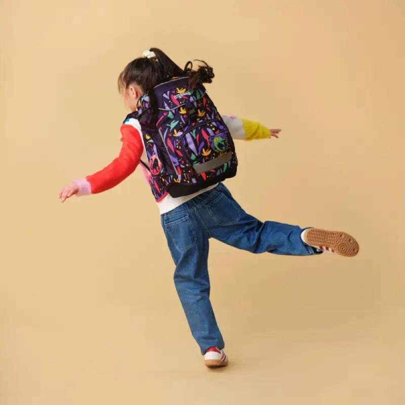 ERGOBAG Schulrucksack Set 6 tlg PACK - AmBärzonas Kind mit Schulranzen Rückansicht