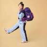 ERGOBAG Schulrucksack Set 6 tlg PACK - PerlentauchBär Kind mit Schulranzen seitliche Ansicht