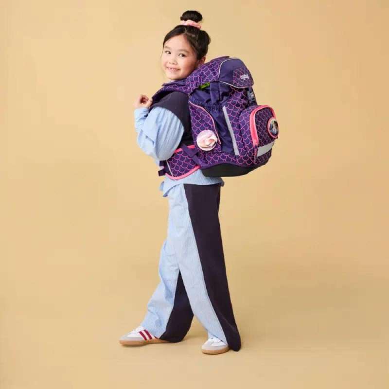 ERGOBAG Schulrucksack Set 6 tlg PACK - PerlentauchBär Kind mit Schulranzen seitliche Rückansicht