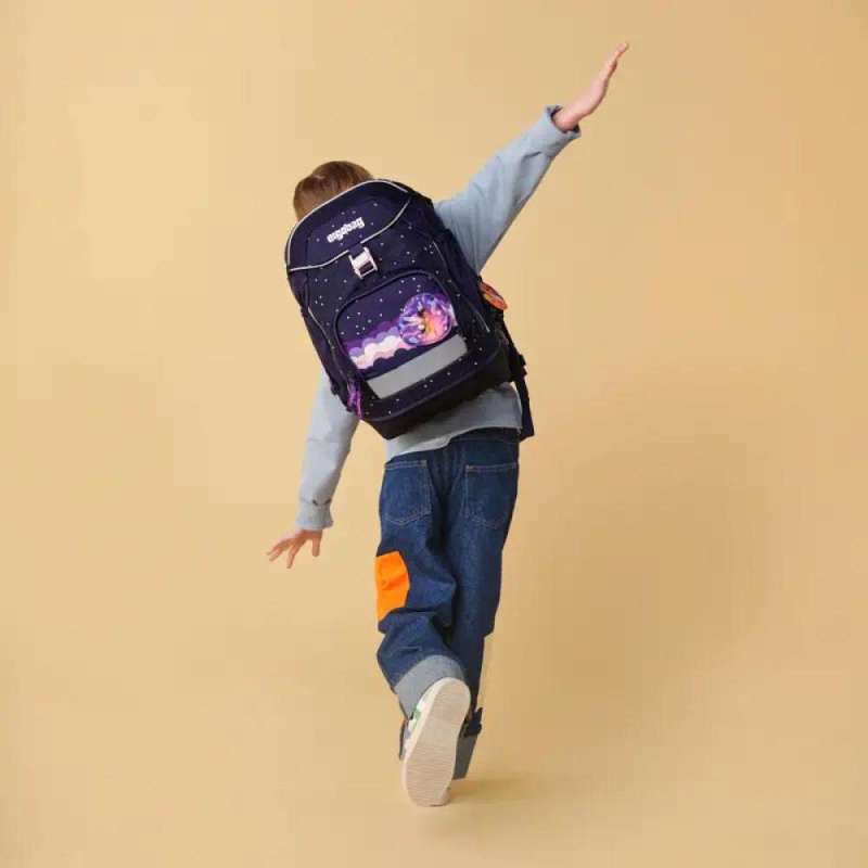 ERGOBAG Schulrucksack Set 6 tlg PACK - SternguckBär Kind mit Schulranzen Rückansicht