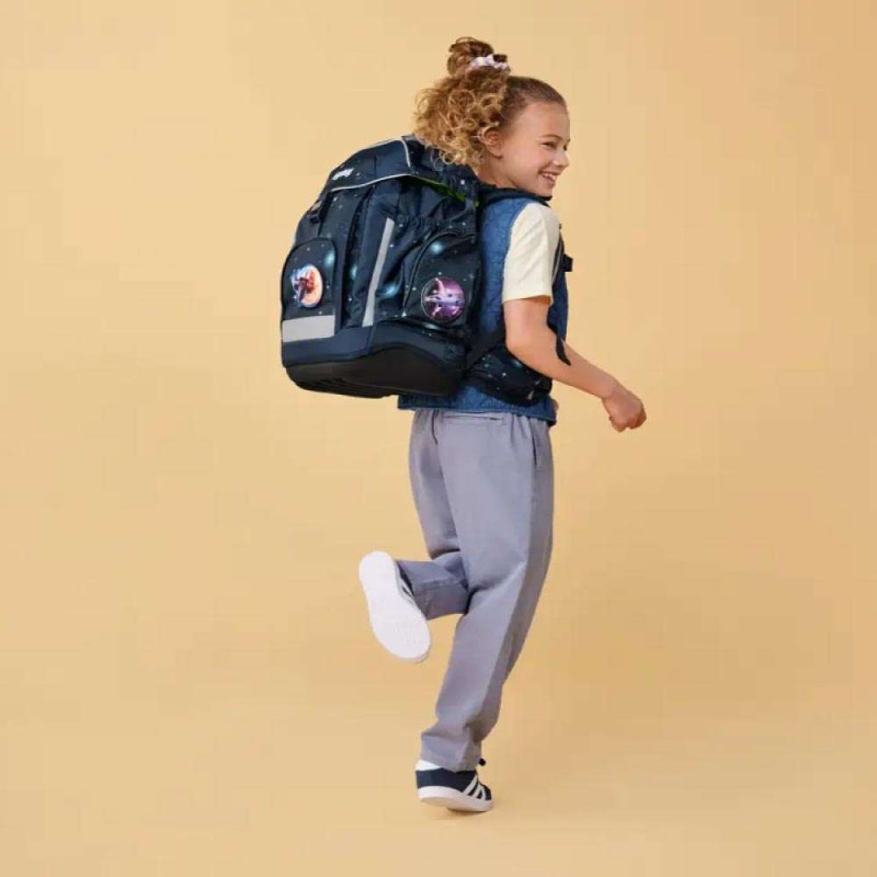 ERGOBAG Schulrucksack Set 6 tlg MAXI - KoBärnikus Kind mit Schulranzen Rückansicht