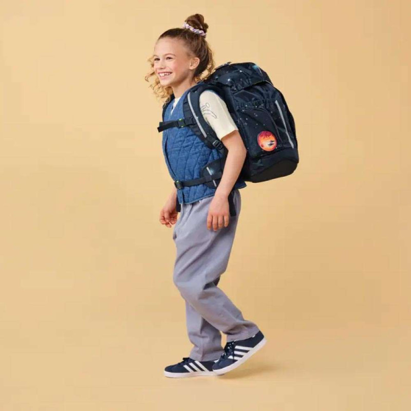 ERGOBAG Schulrucksack Set 6 tlg MAXI - KoBärnikus Kind mit Schulranzen seitliche Ansicht
