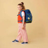 ERGOBAG Schulrucksack Set 6 tlg MAXI - SpitzenreitBär Kind mit Schulranzen seitliche Ansicht