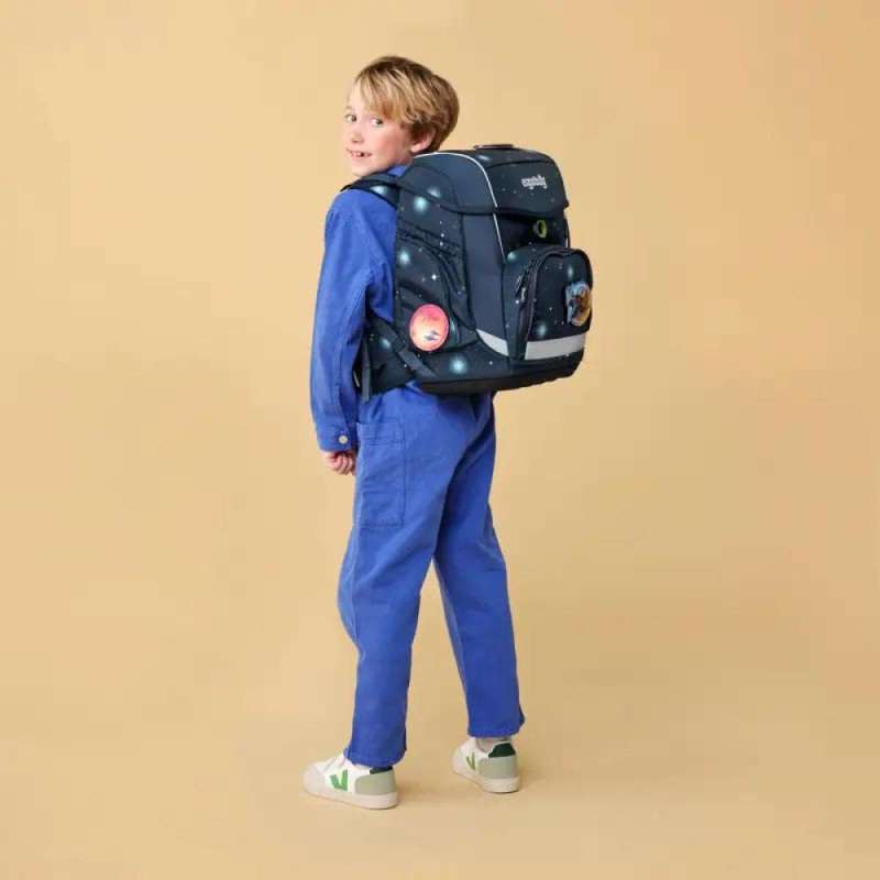 ERGOBAG Schulranzen Set 5 tlg CUBO - KoBärnikus Kind mit Schulranzen Rückansicht