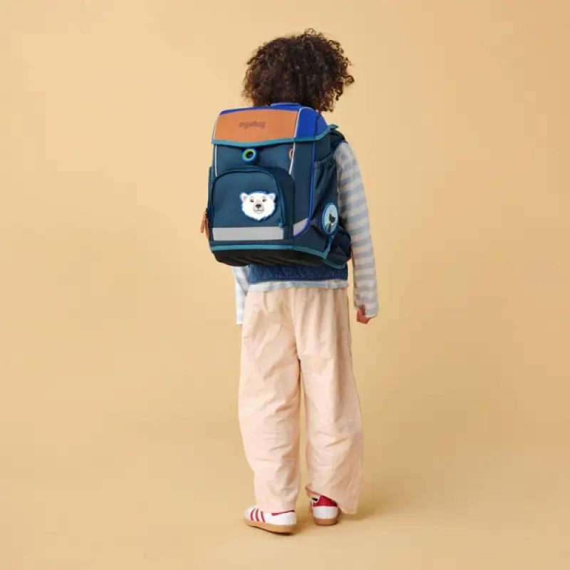 ERGOBAG Schulranzen Set 5 tlg CUBO - ArktisforschBär Kind mit Schulranzen Rückansicht