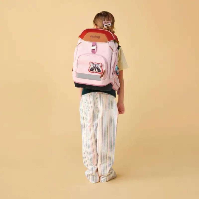 ERGOBAG Schulrucksack Set 6 tlg PACK - PfadfindBär Kind mit Schulranzen Rückansicht