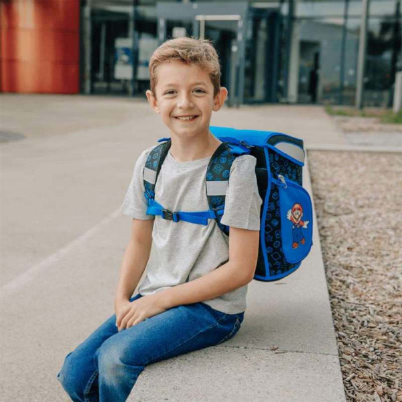 SCOOLI Schulranzen Set EasyFit 5 tlg - Super Mario Kind mit Schulranzen sitzend