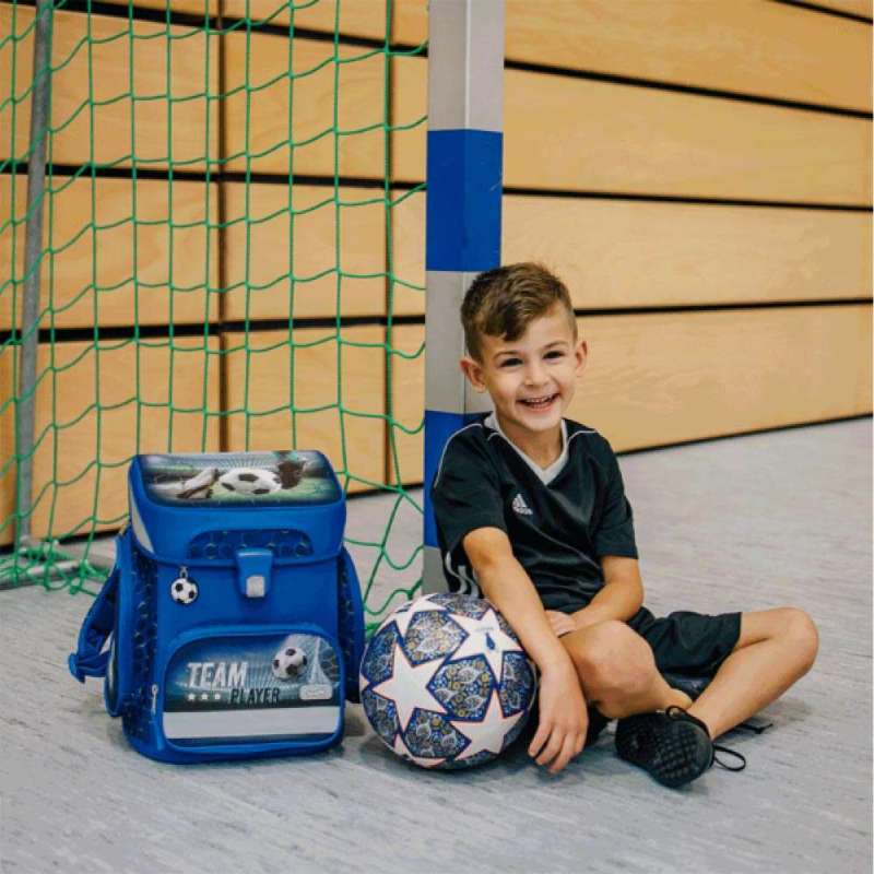SCOOLI Schulranzen Set EasyFit 5 tlg - Team Player Kind mit Schulranzen sitzend