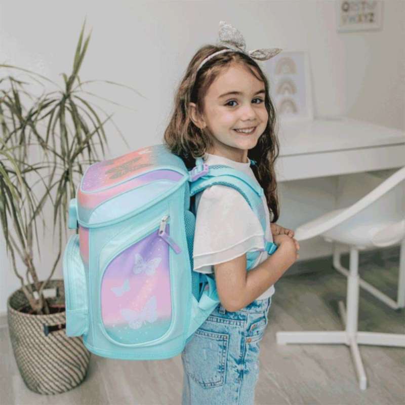 SCOOLI Schulranzen Set EasyFit 5 tlg - Butterfly Wishes Kind mit Schulranzen seitlich