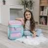 SCOOLI Schulranzen Set EasyFit 5 tlg - Butterfly Wishes Kind mit Schulranzen sitzend
