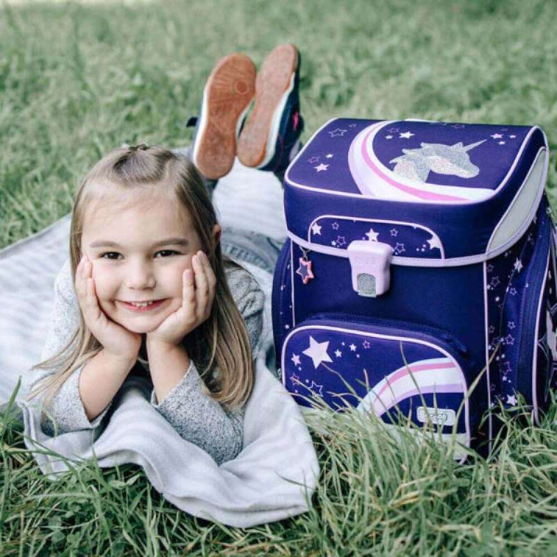SCOOLI Schulranzen Set EasyFit 5 tlg - Dreamland  Kind mit Schulranzen liegend