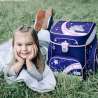 SCOOLI Schulranzen Set EasyFit 5 tlg - Dreamland  Kind mit Schulranzen liegend