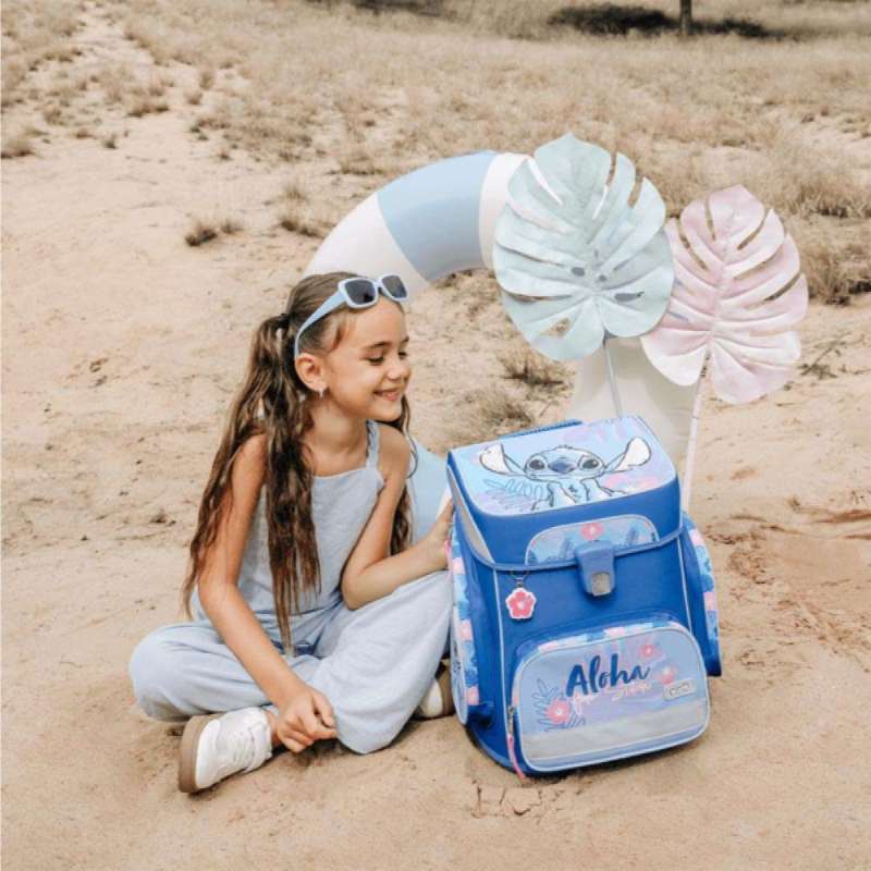 SCOOLI Schulranzen Set EasyFit 5 tlg - Lilo & Stitch Kind mit Schulranzen sitzend