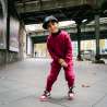 Children Urban Basic Jogginghose - Bordeaux Kind unter der Brücke lächelnd