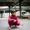 Children Urban Basic Jogginghose - Bordeaux Kind unter der Brücke sitzend