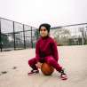 Children Urban Basic Jogginghose - Bordeaux Kind auf Basketball sitzend