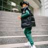 Children Urban Basic Jogginghose - Bottle Green Kind läuft Treppe hoch