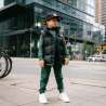 Children Urban Basic Jogginghose - Bottle Green Kind steht an der Straße