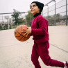 CHILDREN URBAN BASICS - Sweatshirt & Jogginghose - Kind lächelnd mit Basketball