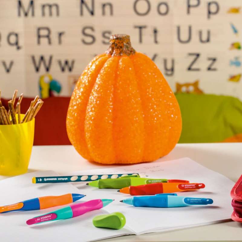 STABILO ergonomischer Druckbleistift EASYergo 1.4 mit Kürbis auf dem Tisch