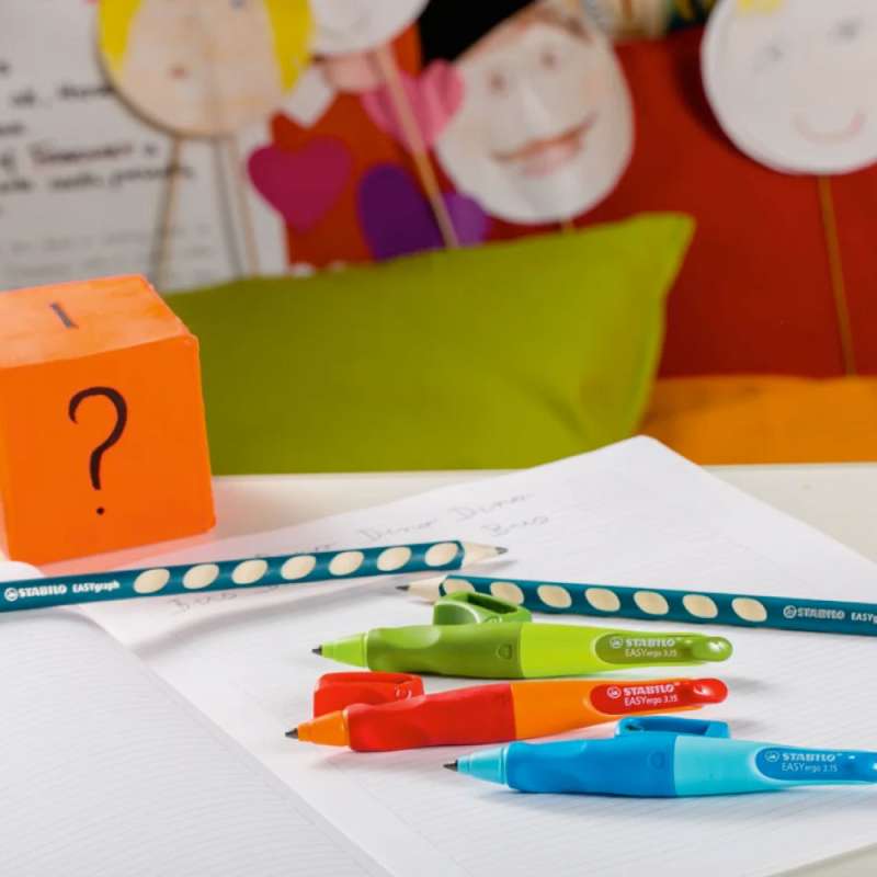 STABILO ergonomischer Druckbleistift EASYergo 3.15 auf Tisch mit vielen Farben