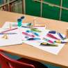 STABILO Ergonomischer Dosenspitzer EASYsharpener auf Tisch mit Schulsachen