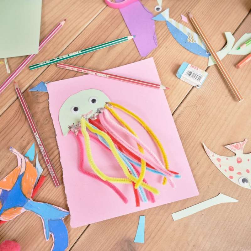 STABILO umweltfreundliche Buntstifte GREENcolors auf einem Tisch mit Zeichnungen gebastelten