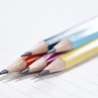STABILO Schulbleistift pencil 160 mit Radiergummi 5 Bleistifte auf Tisch