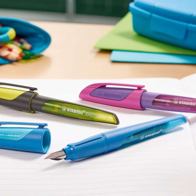 STABILO ergonomischer Schulfüller EASYbuddy 3 liegen auf dem Tisch