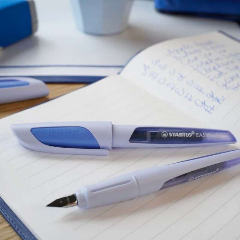 STABILO ergonomischer Schulfüller EASYbuddy pastell Wolkenblau auf dem Tisch