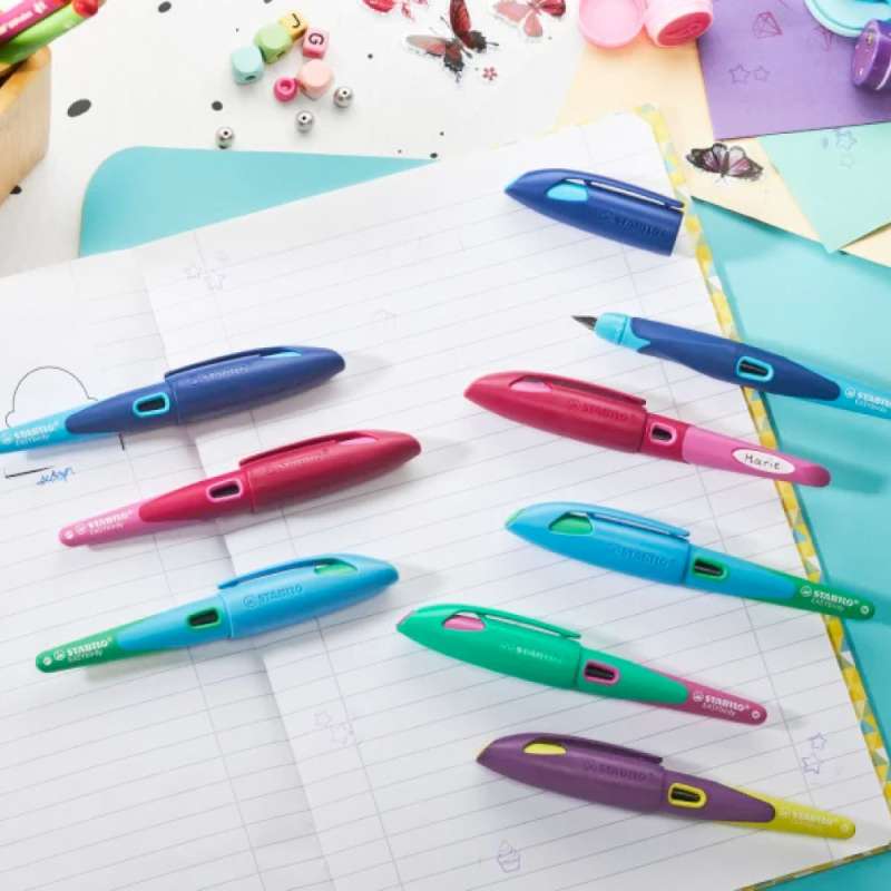 STABILO ergonomischer Schulfüller EASYbirdy alle Farben auf dem Tisch
