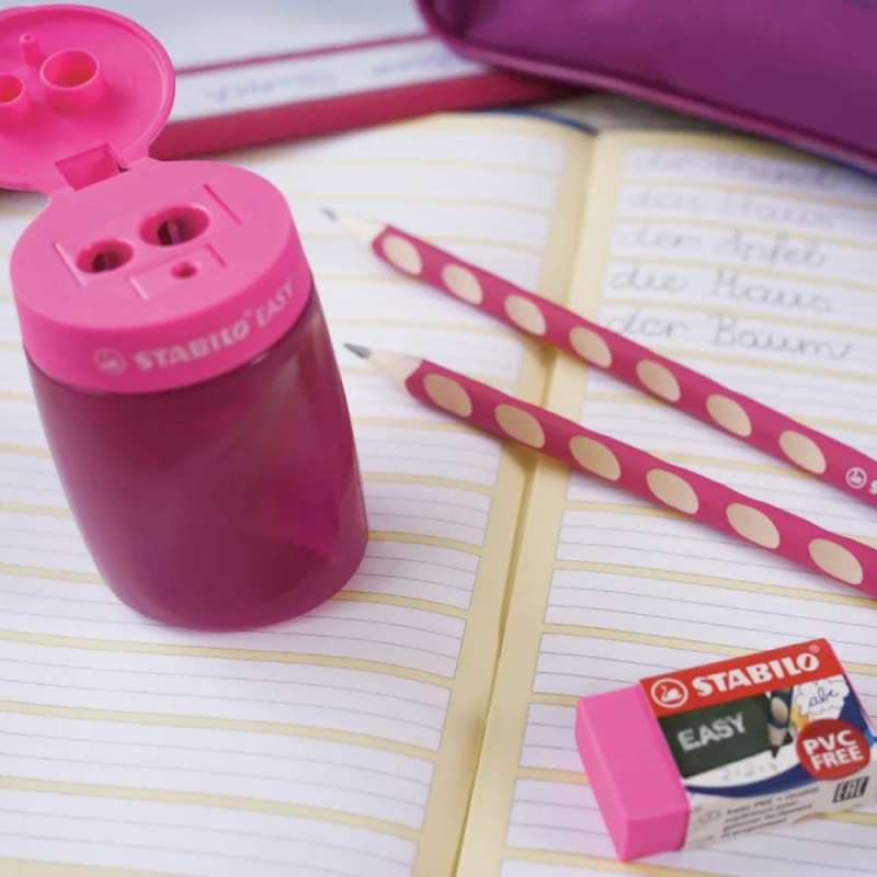 STABILO ergonomischer Bleistift EASYgraph S pink mit Spitzer auf Tisch