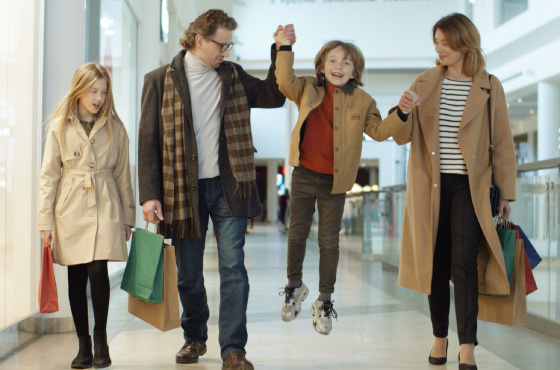 Eltern gehen shoppen